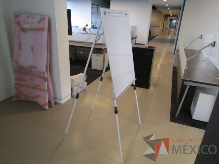 Lote 152 - Pizarrón blanco con estructura metálica, con altura ajustable - Imagen 8
