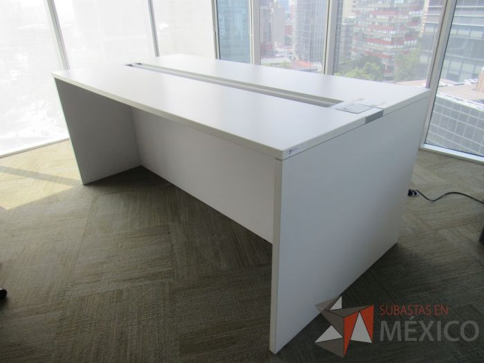 Lote 0002 - Mesa alta Haworth con accesorio para conexiones