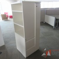 Lote 0256 - 2 Gabinetes altos con 2 cajones, 1 puerta y 2 entrepaños color beige - Imagen 2