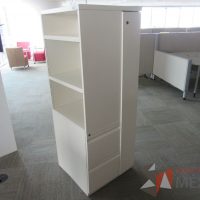 Lote 0256 - 2 Gabinetes altos con 2 cajones, 1 puerta y 2 entrepaños color beige - Imagen 3