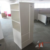 Lote 0256 - 2 Gabinetes altos con 2 cajones, 1 puerta y 2 entrepaños color beige