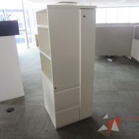 Lote 0256 - 2 Gabinetes altos con 2 cajones, 1 puerta y 2 entrepaños color beige - Imagen 5