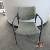 Lote 0051 -2  Sillas de visita con 4 patas metálicas con asiento y respaldo en tela color verde - Imagen 2