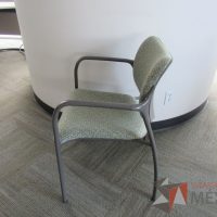 Lote 0051 -2  Sillas de visita con 4 patas metálicas con asiento y respaldo en tela color verde - Imagen 4
