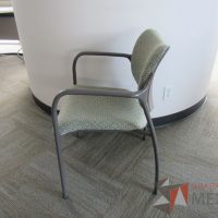 Lote 0051 -2  Sillas de visita con 4 patas metálicas con asiento y respaldo en tela color verde - Imagen 5