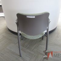 Lote 0051 -2  Sillas de visita con 4 patas metálicas con asiento y respaldo en tela color verde - Imagen 6