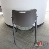 Lote 0051 -2  Sillas de visita con 4 patas metálicas con asiento y respaldo en tela color verde - Imagen 7