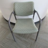 Lote 0051 -2  Sillas de visita con 4 patas metálicas con asiento y respaldo en tela color verde - Imagen 8