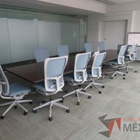 Lote 0032 - Mesa de trabajo rectangular con base metálica y cubierta color café - Imagen 6