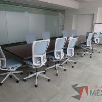 Lote 0032 - Mesa de trabajo rectangular con base metálica y cubierta color café - Imagen 5