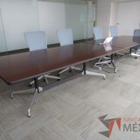 Lote 0032 - Mesa de trabajo rectangular con base metálica y cubierta color café - Imagen 4