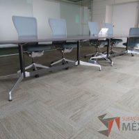 Lote 0032 - Mesa de trabajo rectangular con base metálica y cubierta color café - Imagen 3