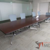 Lote 0032 - Mesa de trabajo rectangular con base metálica y cubierta color café