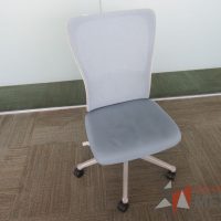 Lote 0033 - 2 Sillas operativas con ruedas, asiento en tela y respaldo en malla color azul