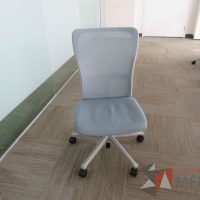 Lote 0033 - 2 Sillas operativas con ruedas, asiento en tela y respaldo en malla color azul - Imagen 18