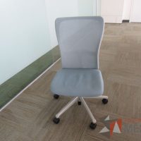Lote 0033 - 2 Sillas operativas con ruedas, asiento en tela y respaldo en malla color azul - Imagen 17