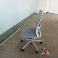 Lote 0033 - 2 Sillas operativas con ruedas, asiento en tela y respaldo en malla color azul - Imagen 16