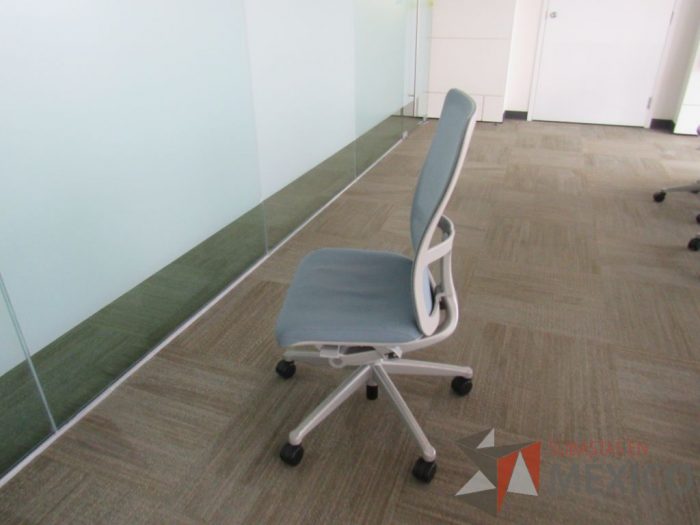 Lote 0033 - 2 Sillas operativas con ruedas, asiento en tela y respaldo en malla color azul - Imagen 16