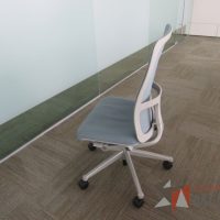 Lote 0033 - 2 Sillas operativas con ruedas, asiento en tela y respaldo en malla color azul - Imagen 15