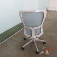 Lote 0033 - 2 Sillas operativas con ruedas, asiento en tela y respaldo en malla color azul - Imagen 14