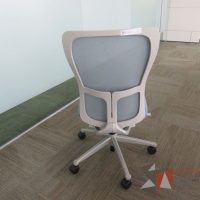 Lote 0033 - 2 Sillas operativas con ruedas, asiento en tela y respaldo en malla color azul - Imagen 13