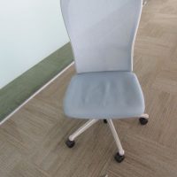 Lote 0033 - 2 Sillas operativas con ruedas, asiento en tela y respaldo en malla color azul - Imagen 12