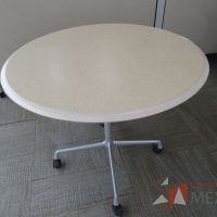 Lote 0024 - Mesa de trabajo con base metálica con ruedas y cubierta color beige