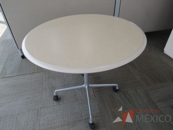 Lote 0024 - Mesa de trabajo con base metálica con ruedas y cubierta color beige - Imagen 5
