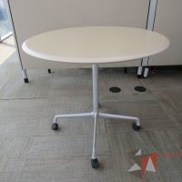 Lote 0024 - Mesa de trabajo con base metálica con ruedas y cubierta color beige - Imagen 4