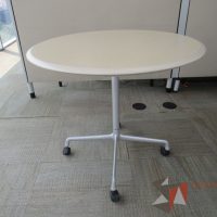 Lote 0024 - Mesa de trabajo con base metálica con ruedas y cubierta color beige - Imagen 3