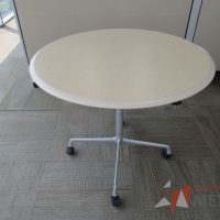 Lote 0024 - Mesa de trabajo con base metálica con ruedas y cubierta color beige - Imagen 2