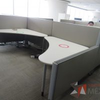 Lote 0027 - Estación de trabajo para 8 personas con cubiertas   mampara metálica color beige y 8 archiveros móviles de 2 cajones - Imagen 3