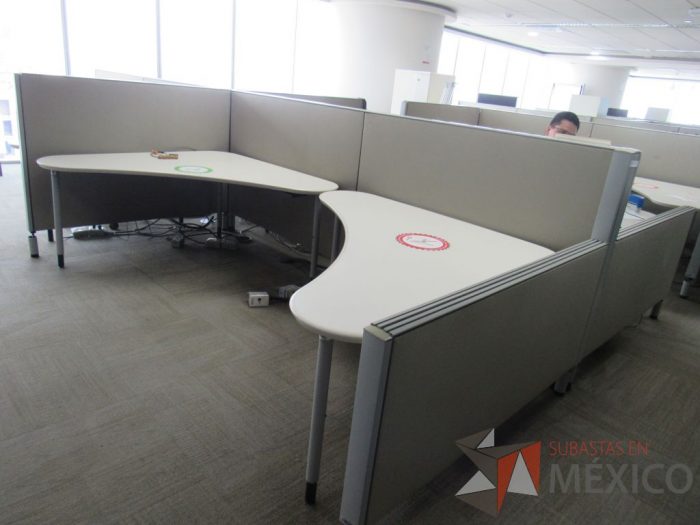 Lote 0027 - Estación de trabajo para 8 personas con cubiertas   mampara metálica color beige y 8 archiveros móviles de 2 cajones - Imagen 3