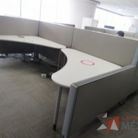Lote 0027 - Estación de trabajo para 8 personas con cubiertas   mampara metálica color beige y 8 archiveros móviles de 2 cajones
