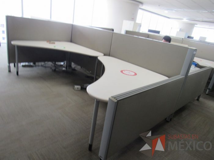 Lote 0027 - Estación de trabajo para 8 personas con cubiertas   mampara metálica color beige y 8 archiveros móviles de 2 cajones