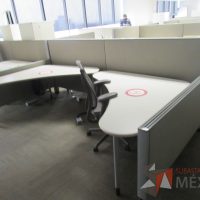 Lote 0030 - Estación de trabajo para 6 personas con cubiertas   mampara metálica color beige y 6 archiveros móviles de 2 cajones - Imagen 10