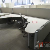 Lote 0030 - Estación de trabajo para 6 personas con cubiertas   mampara metálica color beige y 6 archiveros móviles de 2 cajones - Imagen 9