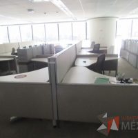 Lote 0063 - Estación de trabajo para 10 personas con cubiertas mampara metálica color beige y 10 archiveros móviles de 2 cajones