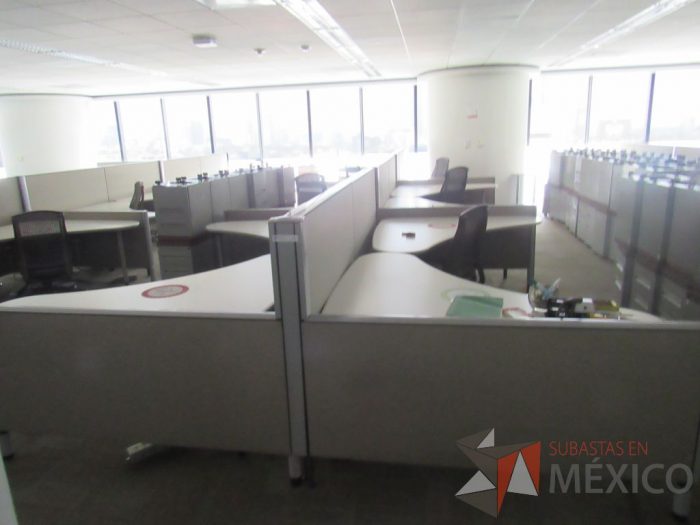 Lote 0063 - Estación de trabajo para 10 personas con cubiertas mampara metálica color beige y 10 archiveros móviles de 2 cajones