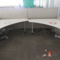Lote 0063 - Estación de trabajo para 10 personas con cubiertas mampara metálica color beige y 10 archiveros móviles de 2 cajones - Imagen 3