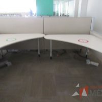 Lote 0063 - Estación de trabajo para 10 personas con cubiertas mampara metálica color beige y 10 archiveros móviles de 2 cajones - Imagen 4