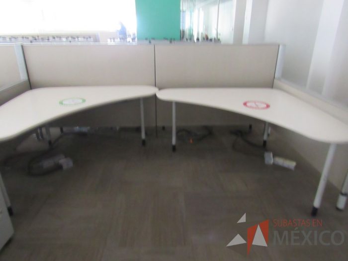 Lote 0063 - Estación de trabajo para 10 personas con cubiertas mampara metálica color beige y 10 archiveros móviles de 2 cajones - Imagen 4