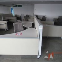 Lote 0052 -Estación de trabajo para 9 personas con cubiertas   mampara metálica color beige y 9 archiveros móviles de 2 cajones - Imagen 2