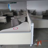 Lote 0052 -Estación de trabajo para 9 personas con cubiertas   mampara metálica color beige y 9 archiveros móviles de 2 cajones - Imagen 3