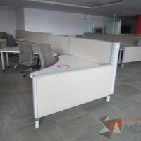 Lote 0052 -Estación de trabajo para 9 personas con cubiertas   mampara metálica color beige y 9 archiveros móviles de 2 cajones