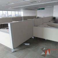 Lote 0052 -Estación de trabajo para 9 personas con cubiertas   mampara metálica color beige y 9 archiveros móviles de 2 cajones - Imagen 5