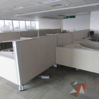 Lote 0052 -Estación de trabajo para 9 personas con cubiertas   mampara metálica color beige y 9 archiveros móviles de 2 cajones - Imagen 6