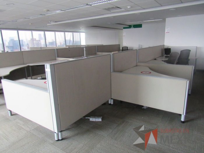 Lote 0052 -Estación de trabajo para 9 personas con cubiertas   mampara metálica color beige y 9 archiveros móviles de 2 cajones - Imagen 6