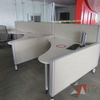 Lote 0053 - Estación de trabajo para 3 personas con cubiertas   mampara metálica color beige y 3 archiveros móviles de 2 cajones - Imagen 2