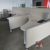Lote 0053 - Estación de trabajo para 3 personas con cubiertas   mampara metálica color beige y 3 archiveros móviles de 2 cajones